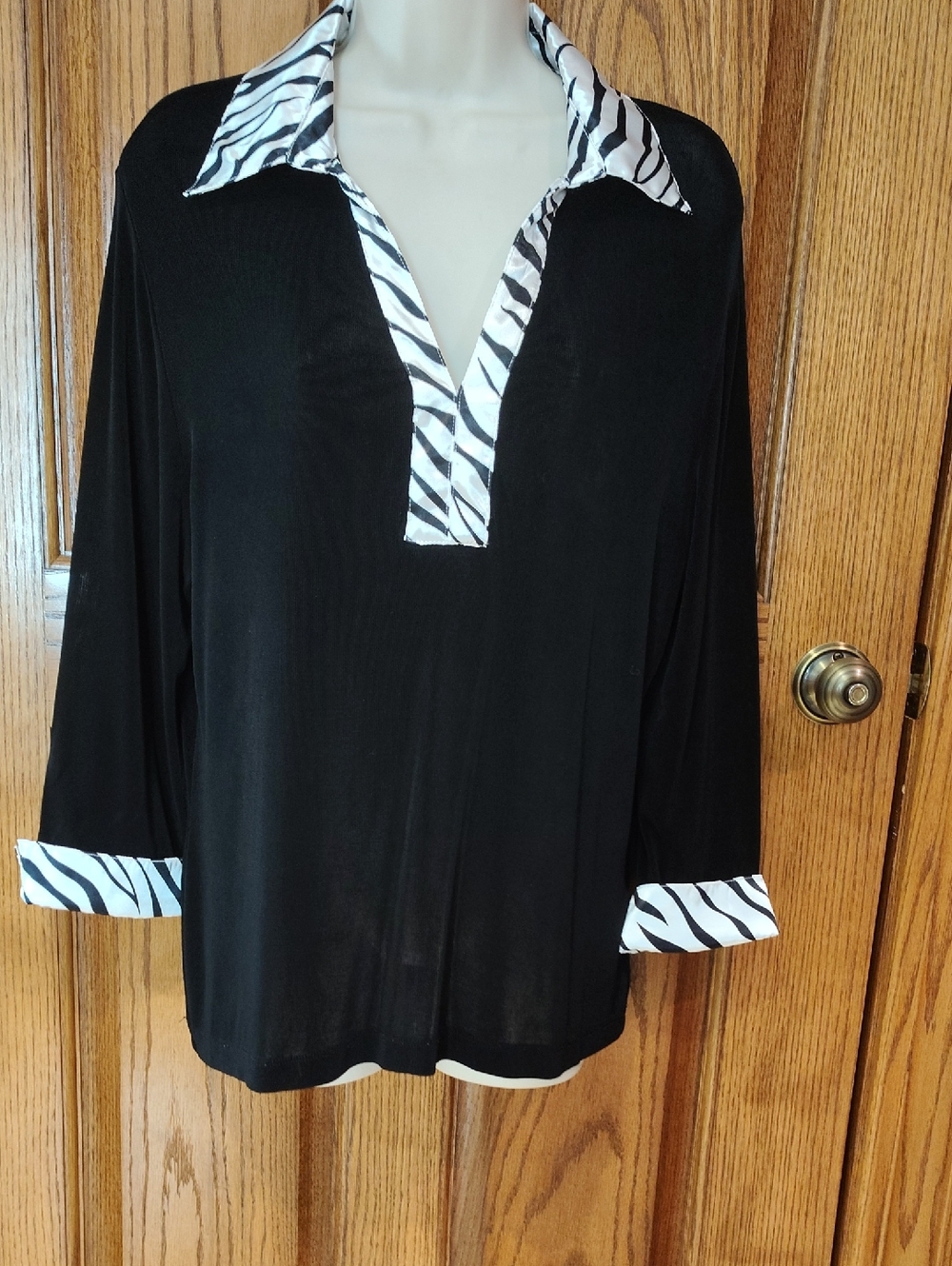 Elegant Kiara Black Knit Blouse With Zebra V-Neck Collar & Cuffs X L